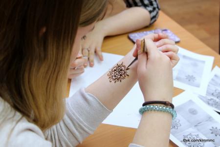 Студентки медколледжа вдохновились искусством мехенди