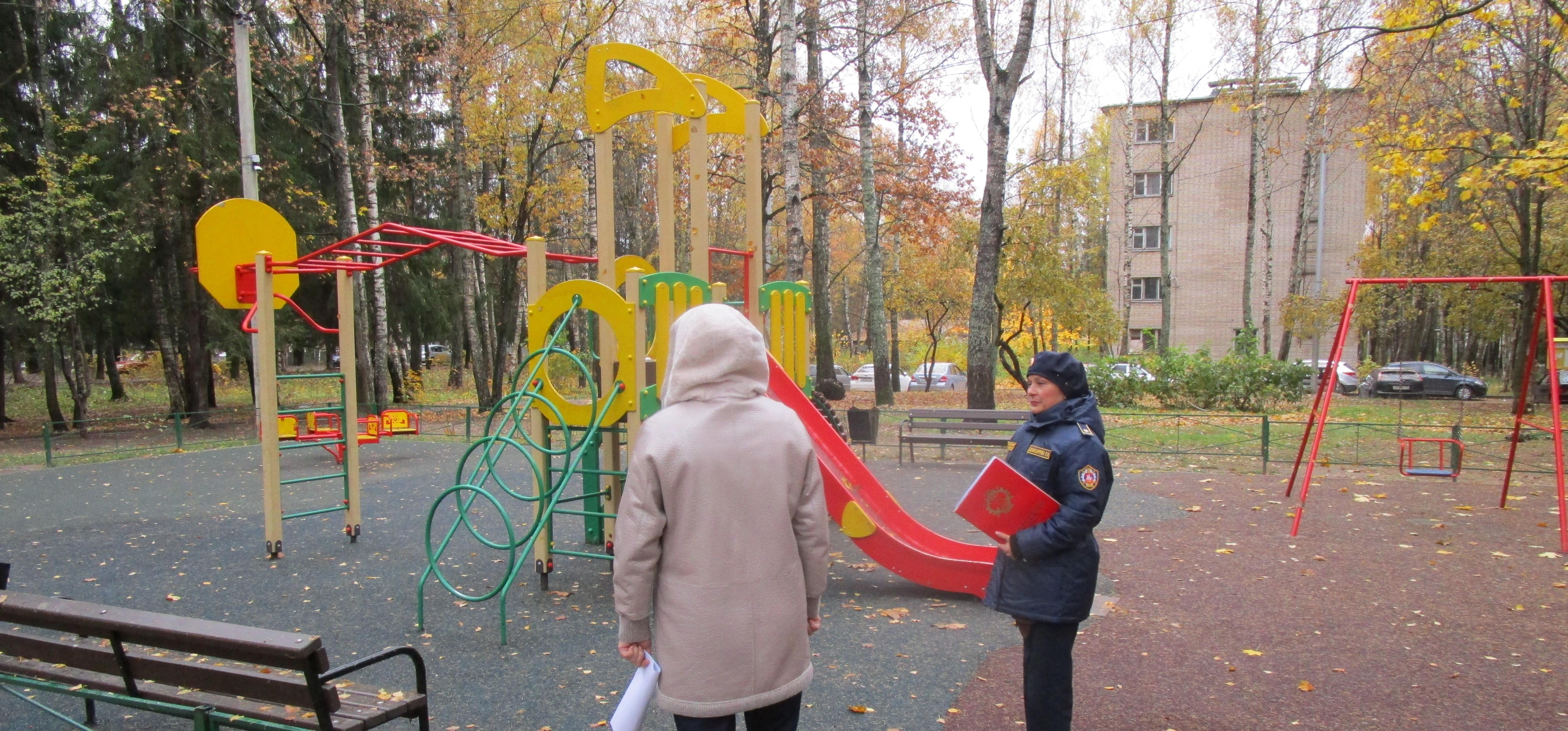 Обследование детских площадок. Детские площадки в Шаховской. Детские площадки осенью. Осмотр детской игровой площадки. Луховицы городок детская площадка.