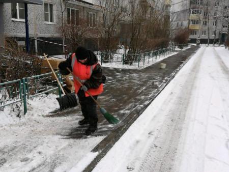 Более 160 сотрудников ООО «ДГХ» задействованы сегодня для уборки снега на придомовых территориях