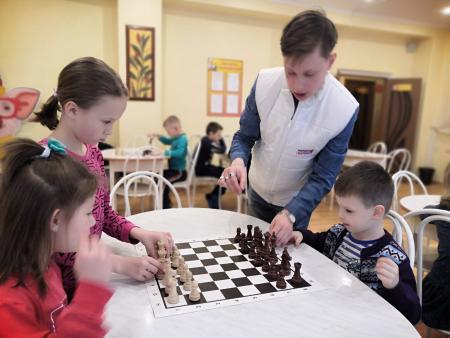 Молодогвардейцы Коломны сыграли в шахматы с воспитанниками социально-реабилитационного центра