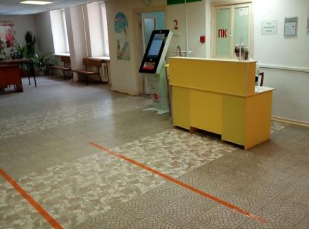 В поликлиниках нанесена разметка для соблюдения социальной дистанции