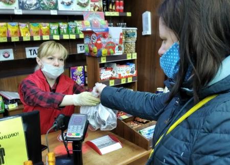 Жителям поселка Пески бесплатно раздали многоразовые маски