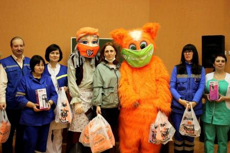 Медикам скорой помощи передали в подарок термосы