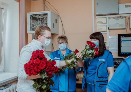 Коломенские молодогвардейцы поздравили сотрудников скорой помощи