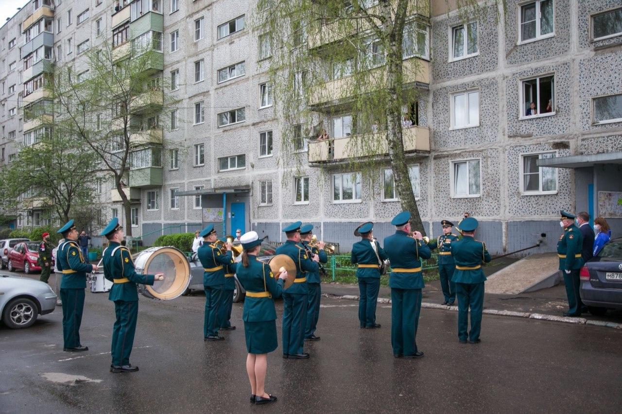 Для коломенских ветеранов Великой Отечественной войны играет военный  оркестр | 06.05.2020 | Коломна - БезФормата