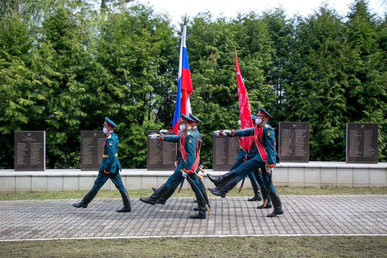 У мемориала на Старом кладбище отдали дань памяти коломенцам, павшим в боях  за Отечество » Администрация Городского округа Коломна Московской области