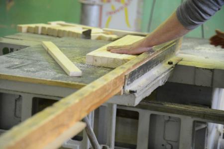 ООО «ДГХ» самостоятельно производит деревянные двери для установки в подъездах после ремонта