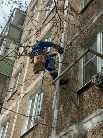 Специалисты ООО «ДГХ» выработали свою технологию утепления швов в панельных домах