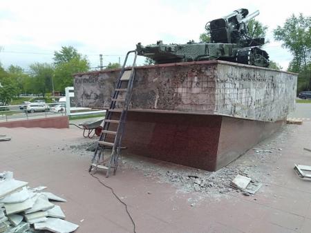 В Коломне облицовывают постамент знаменитой гаубицы у музея Боевой Славы