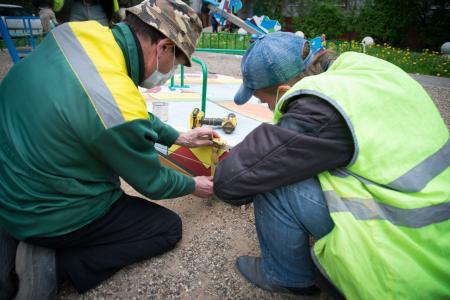 Ремонт детских игровых площадок проводят сотрудники МБУ «Коломенское благоустройство»