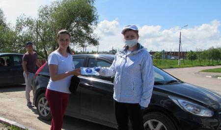 Партия «Единая Россия» вручилa жителям одноразовые маски