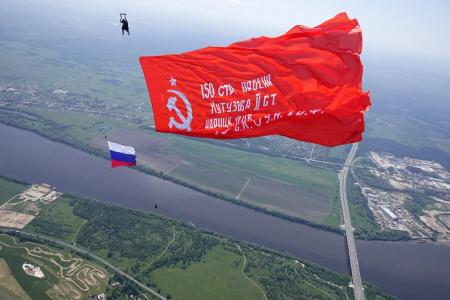В небе над Коломной развернули копию Знамени Победы