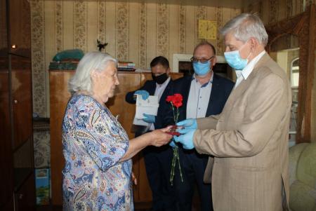 Сотрудники КБМ поздравили ветеранов