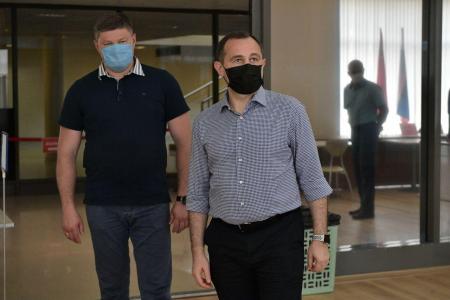 Избирательный участок в Конькобежном центре посетили председатель Мособлдумы Игорь Брынцалов и глава Коломенского городского округа Денис Лебедев