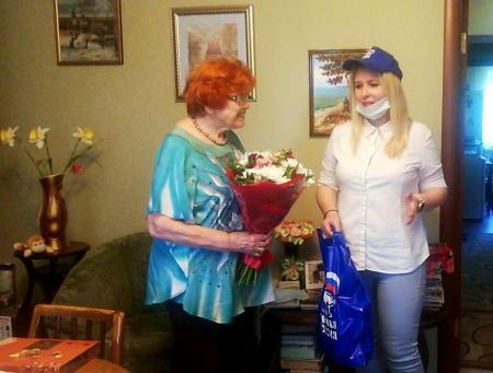 Коломенские единоросы поздравили пенсионеров с праздником