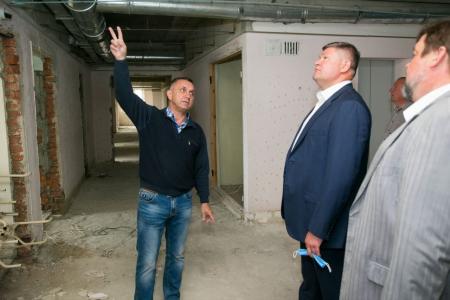Глава Коломенского городского округа Денис Лебедев проинспектировал ход работ по капитальному ремонту поликлиники № 2