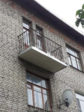 Специалисты ООО "ДГХ" продолжают ремонт балконов в коломенских многоквартирных домах