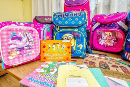 Первоклассникам из малообеспеченных семей подарят рюкзаки с письменными принадлежностями