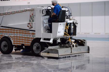 В конькобежном центре «Коломна» заливают лед