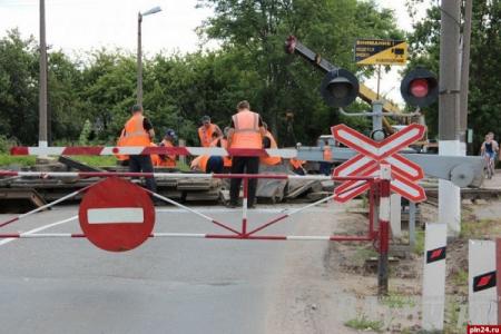 На станции Пески закроют движение автотранспорта через железнодорожный переезд