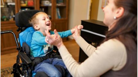 Более 730 семей Подмосковья, воспитывающих детей-инвалидов, получили выплату в размере 13 020 рублей