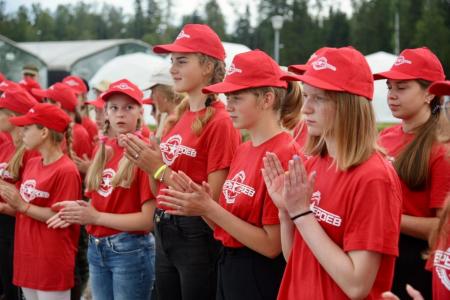 12 коломенских школьниц отправились в «Лагерь настоящих героев»
