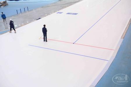 В конькобежном центре продолжают заливать ледовую арену