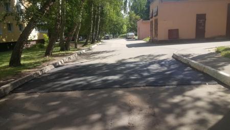В коломенских дворах продолжаются работы по устранению дефектов асфальтобетонного покрытия