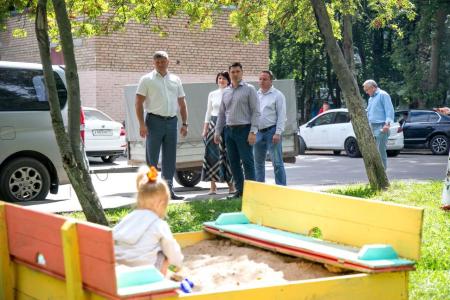Глава округа проверил работы по содержанию и ремонту детских игровых площадок