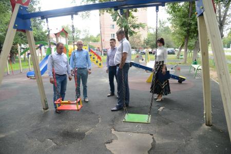 Глава округа дал поручение коммунальным службам проверить состояние резинового покрытия на детских площадках