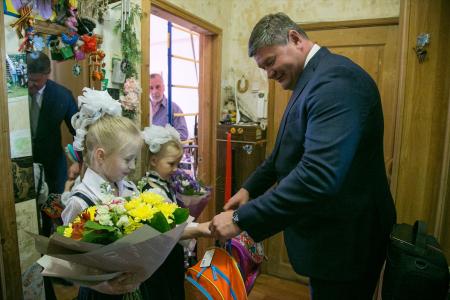 Денис Лебедев поздравил коломенскую семью с Днем знаний
