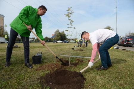 Сотрудники управления ЖКХ администрации округа приняли участие в акции «Наш лес. Посади свое дерево»