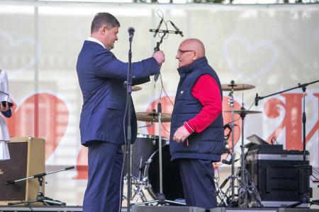 Денис Лебедев наградил коломенцев за выдающиеся заслуги в сквере В. А. Зайцева