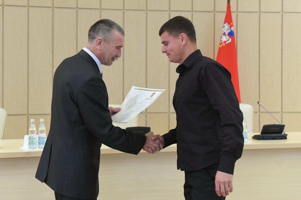 Спортивному тренеру из Коломны вручили сертификат на социальную ипотеку