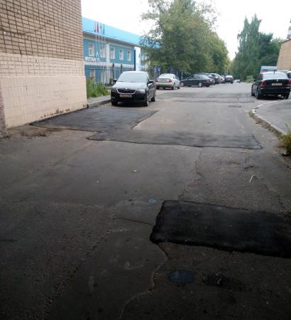 Специалисты ДГХ приступают к осенней очистке ливневых канализаций на внутриквартальных дорогах