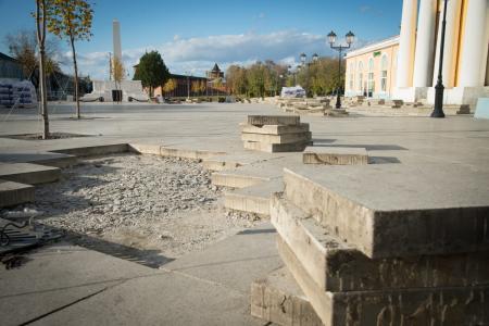 В рамках гарантийных обязательств подрядная организация ведет ремонтные работы на пл. Двух революций