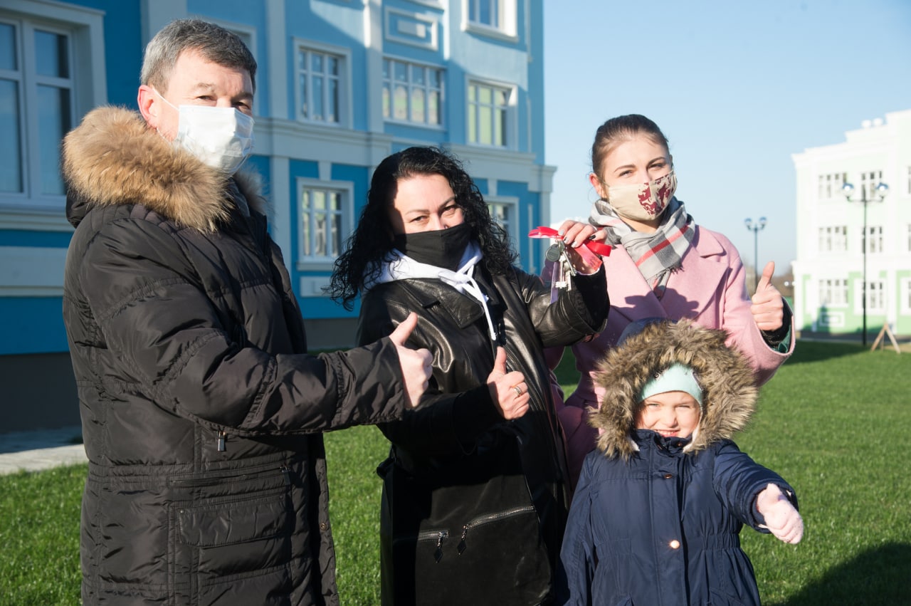 Переселенцы из ветхого жилья в Коломне получили ключи от новых квартир |  18.11.2020 | Коломна - БезФормата