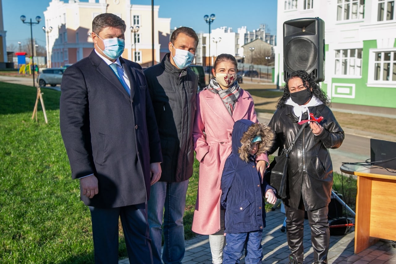 Переселенцы из ветхого жилья в Коломне получили ключи от новых квартир |  18.11.2020 | Коломна - БезФормата