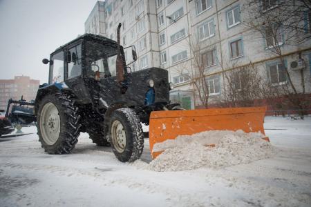 На ликвидацию снежных заносов вышли около 200 сотрудников Департамента городского хозяйства