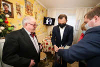 Игорь Брынцалов поздравил ветерана из Реутова с наступающим Новым годом