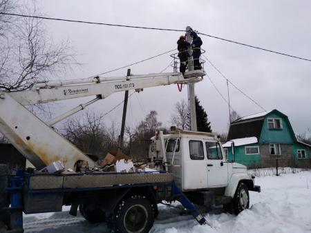 В деревне Туменское завершается реконструкция уличного освещения