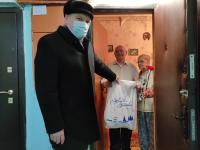 Депутат Мособлдумы поздравил ветерана с Новым годом