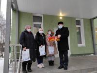 Партийцы поздравляют медиков с Новым годом и наступающим Рождеством