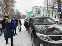 Единороссы помогают медикам