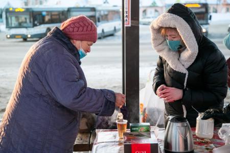 В Коломне пассажиров автобусов угощают бесплатным горячим чаем