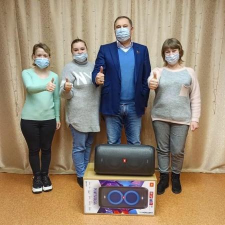 Депутат регионального парламента Игорь Исаев передал сельским клубам в Озёрах новое оборудование