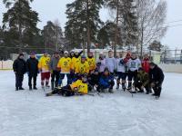 Турнир по хоккею в формате «три на три» провели на открытом льду в Озёрах