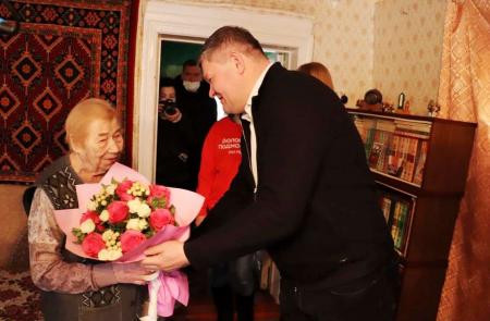Глава Городского округа Коломна Денис Лебедев поздравил ветерана Великой Отечественной войны с Международным женским днём