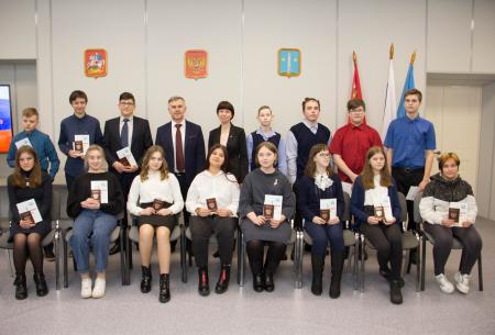 15 юных коломенцев получили свои первые паспорта