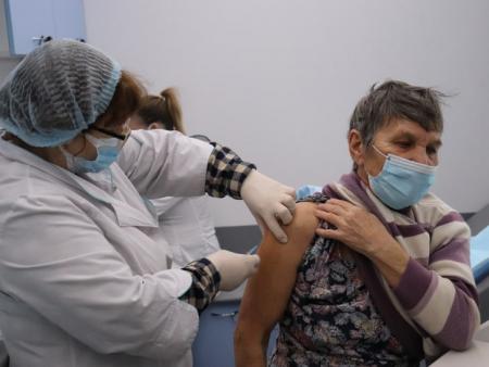 Более 4,5 тысяч жителей защитились от коронавируса в Озёрской ЦРБ